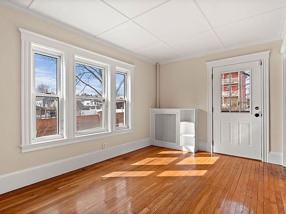 4th image of 74 Myrtle St