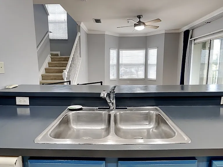 2550 Grand Central Pkwy #11 — Photo 3