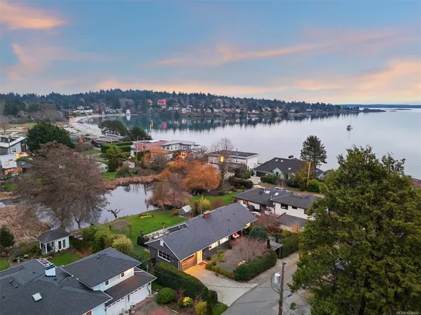 3752 Waring Pl, Saanich, BC V8P 5G1