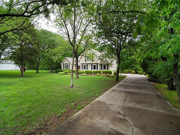 4th image of 704 Folks Rd