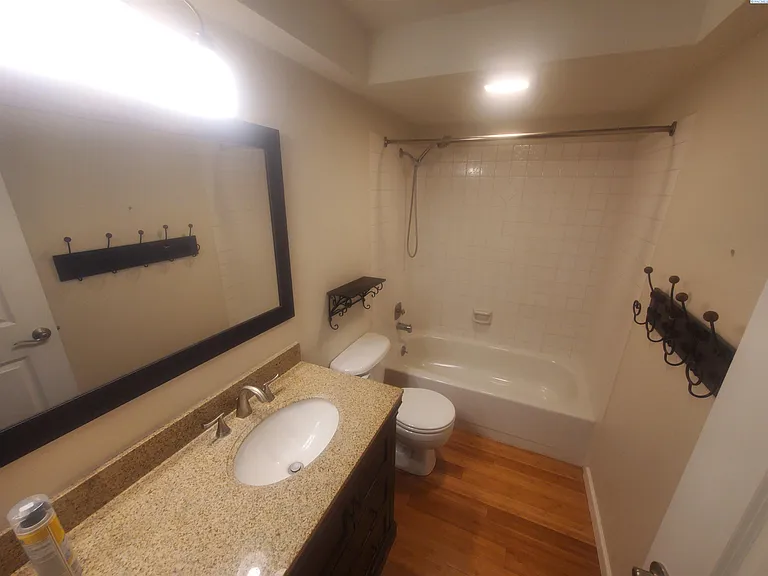 2419 W Grand Ronde Ave #D — Photo 6