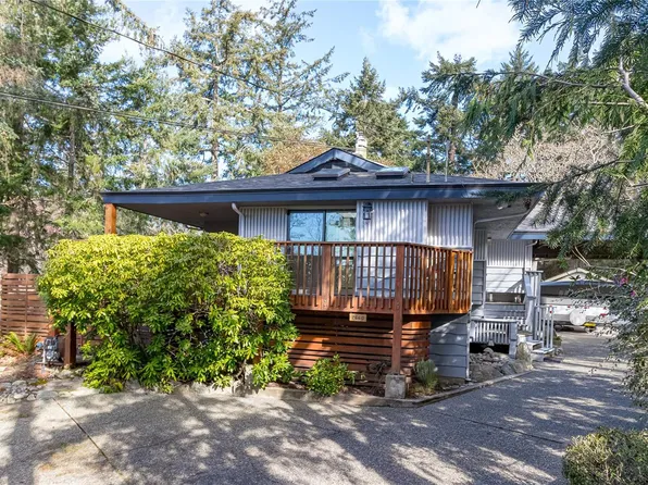 2660 Macdonald Dr E, Saanich, BC V8N 1X9