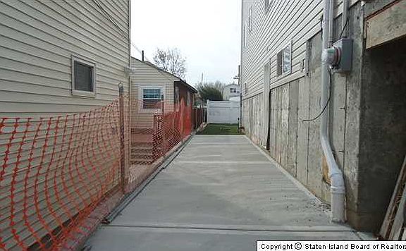 3rd image of 632 Hunter Ave