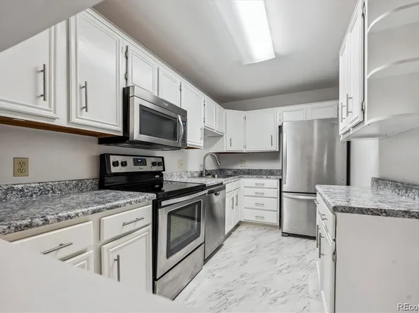 3184 S Heather Gardens Way APT 403, Aurora, CO 80014