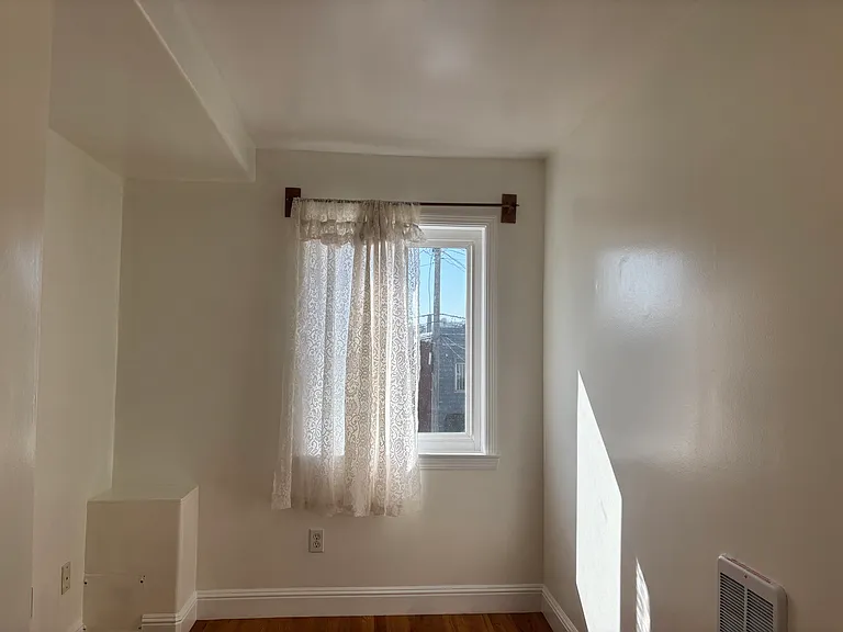 743 London St — Photo 7