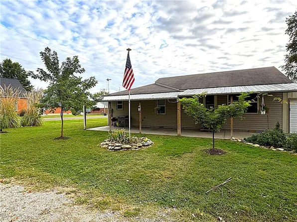 209 D St, Creighton, MO 64739