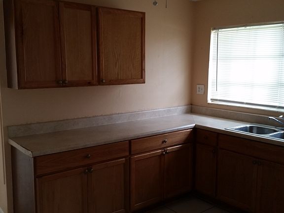 4th image of 4200 Woodside Ave