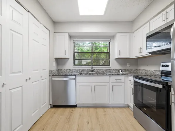 7072 One Wylie Rd, Jacksonville, FL 32210