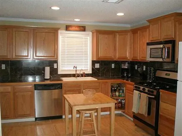 3 bed, 2.0 bath, 1550 sqft, $1,250 — Photo 4