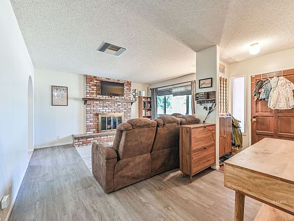 4th image of 301 Valley St