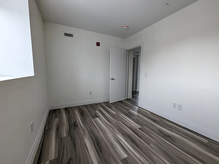 144 Lucan Ave #203 — Photo 16