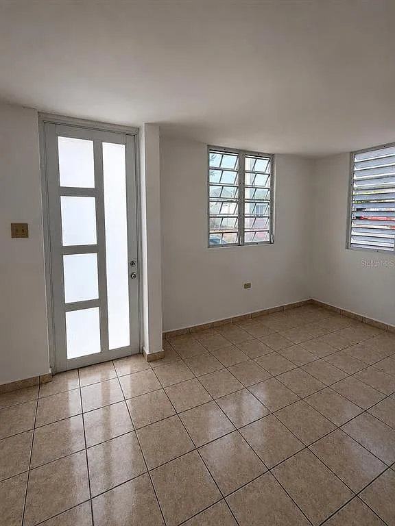 3 bed, 1.0 bath, 1000 sqft, $1,100 — Photo 3