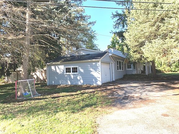 5th image of 909 Southport Ave