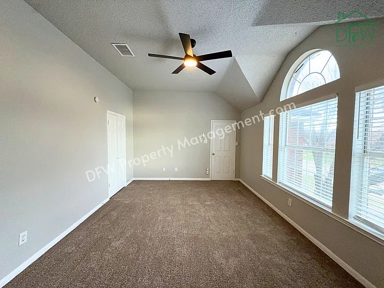 704 Inglewood Trl — Photo 14