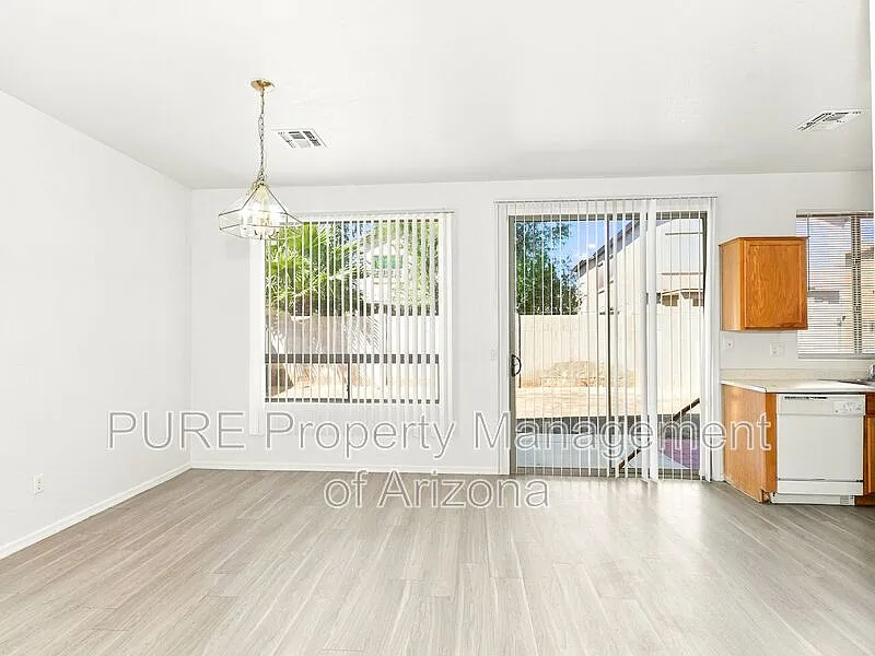 3 bed, 2.5 bath, 1654 sqft, $1,795 — Photo 4