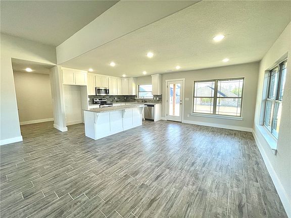5th image of 704 W Jillian St