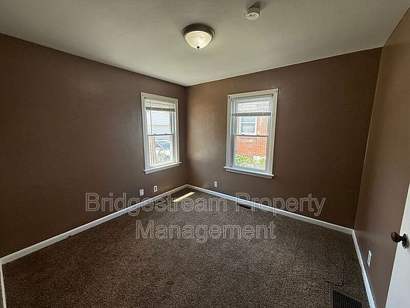 3rd image of 4040 Elliot Ave