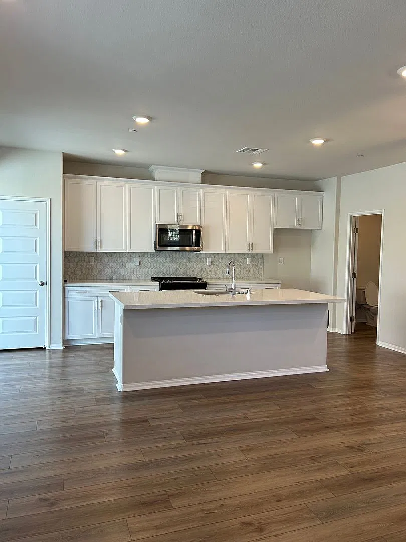 Newer townhome in Temecula, 4 Bedrooms, Highly upgraded - Executive living — Photo 2