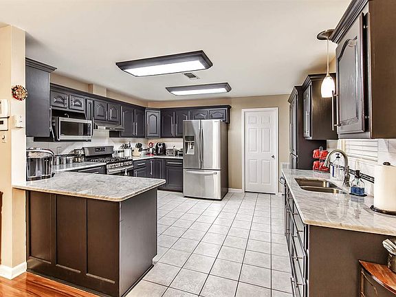 4th image of 510 Thoroughbred Park Dr