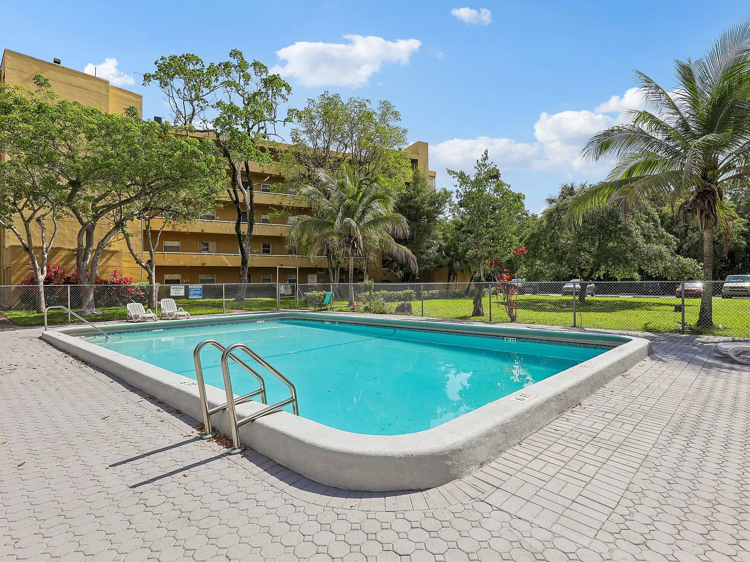 The Oaks Condominium — Photo 3