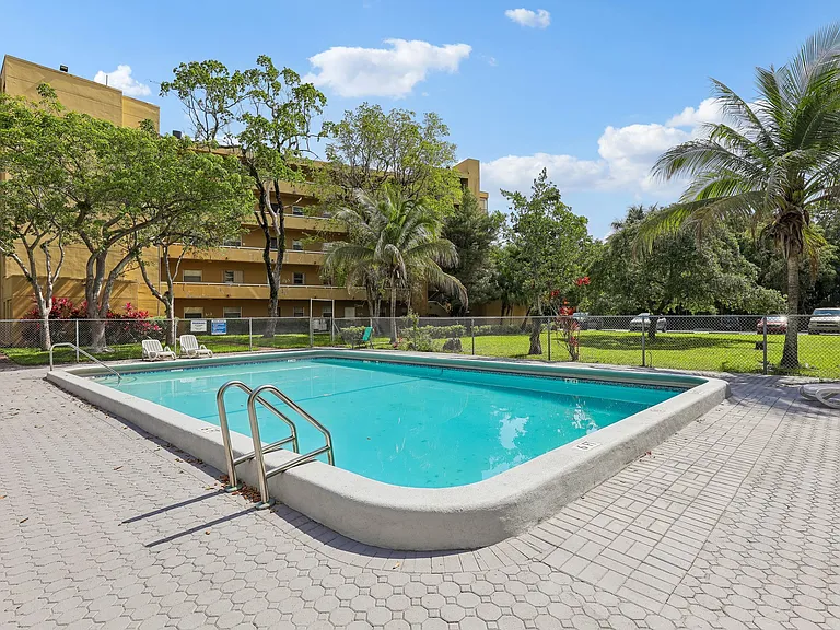 The Oaks Condominium — Photo 3