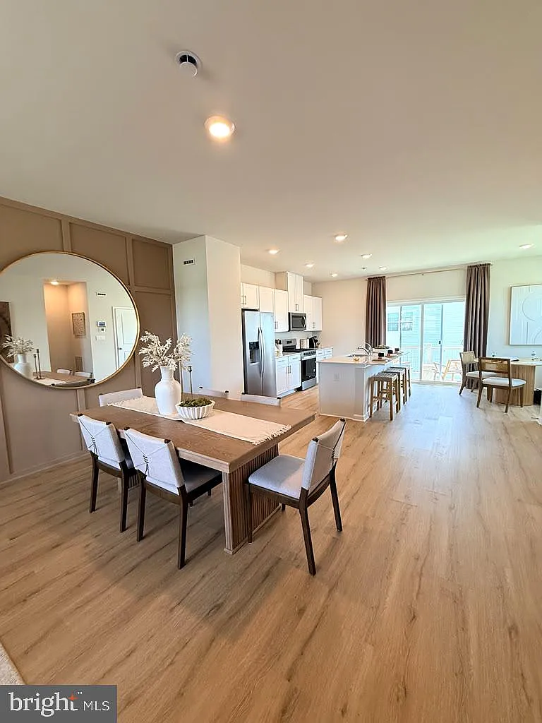 3 bed, 2.5 bath, 1962 sqft, $3,000 — Photo 1