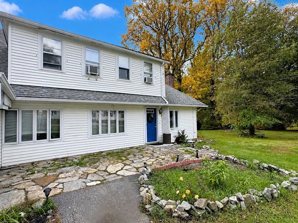 4 bed, 2400 sqft, $2,600 — Photo 3