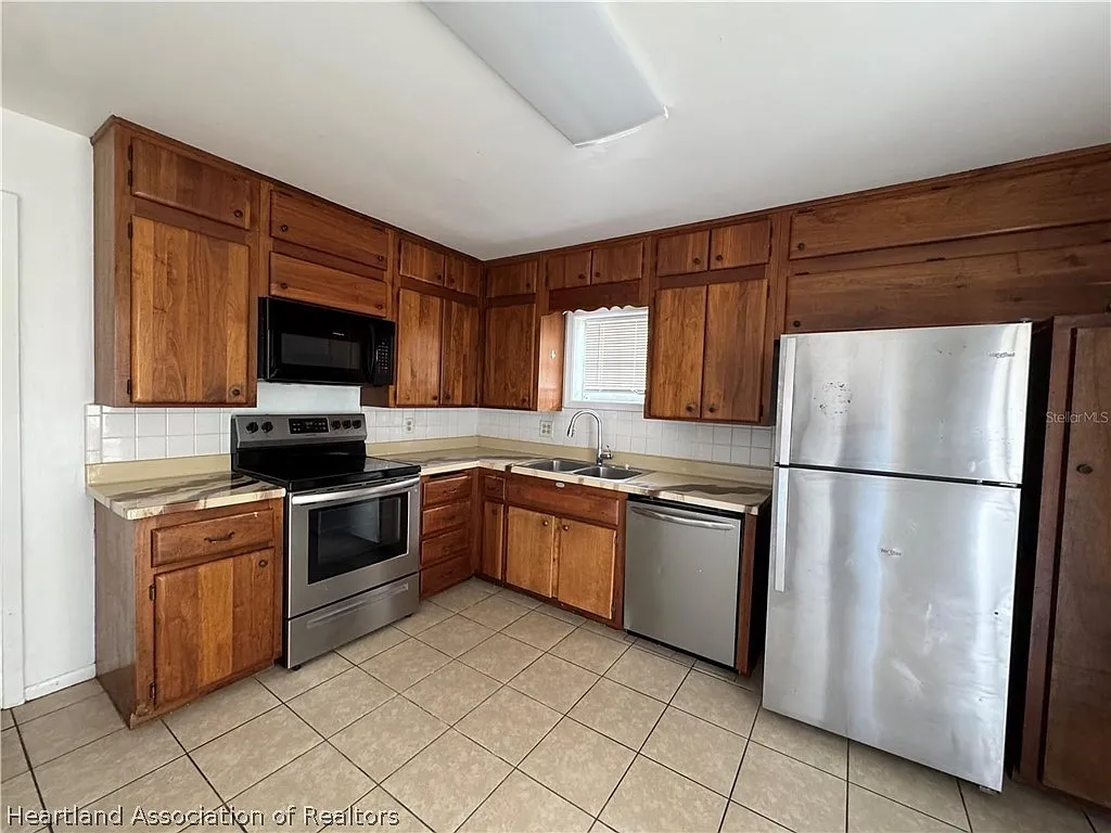 3 bed, 2.5 bath, 1868 sqft, $1,800 — Photo 3