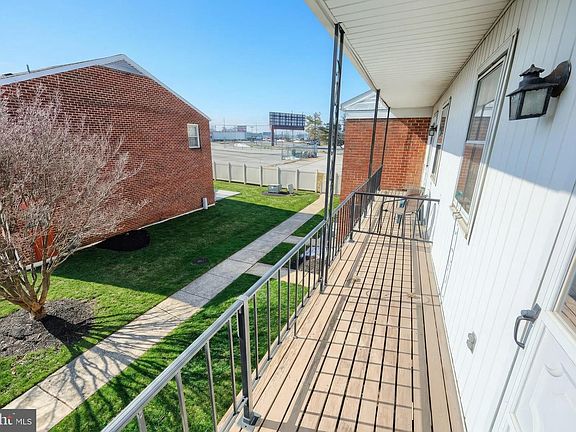 2nd image of 1640 Devers Rd #D