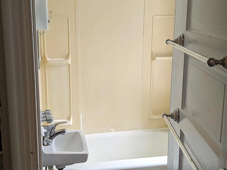 105 Rochelle Ave #2F — Photo 5