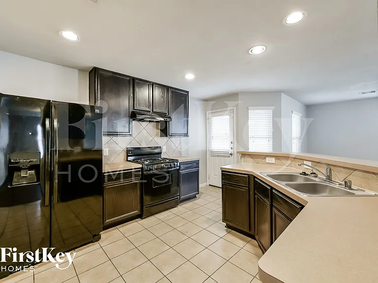 2427 Gianna Way — Photo 7