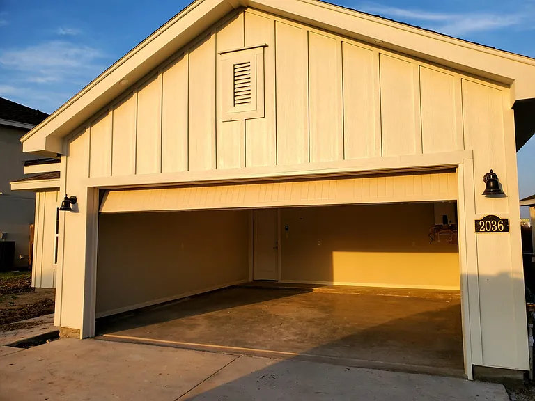 2036 Grove Ln — Photo 2