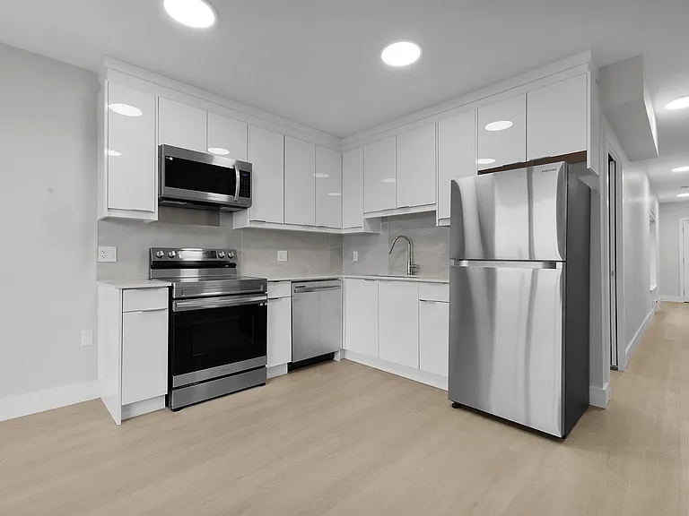 3050 Kingsway #406 — Photo 1