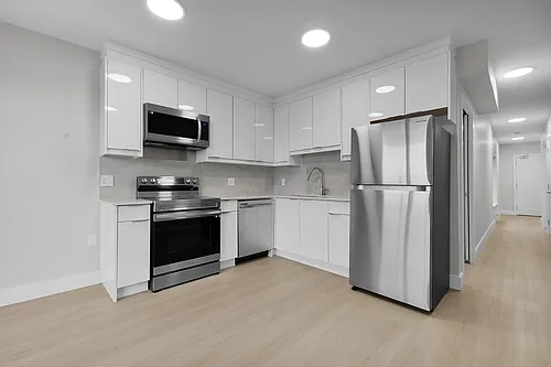 3050 Kingsway #406 Photo 1