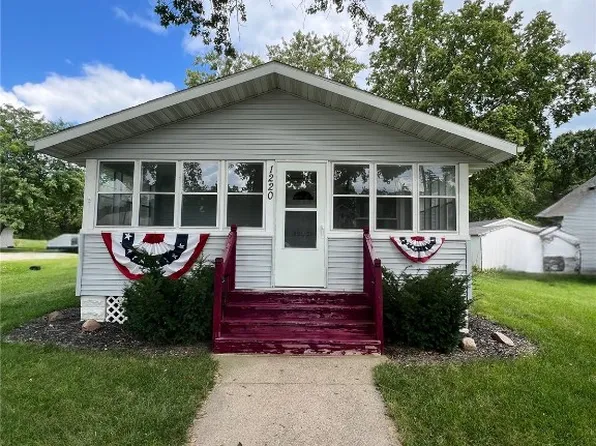 1220 Franklin St, Center Point, IA 52213