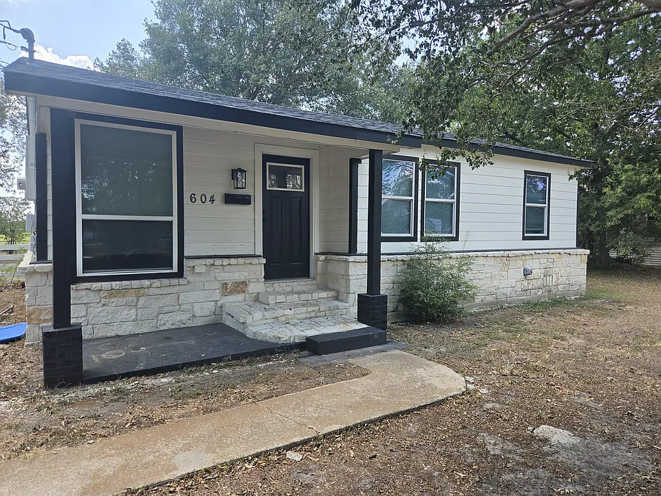 604 E Yeagua St