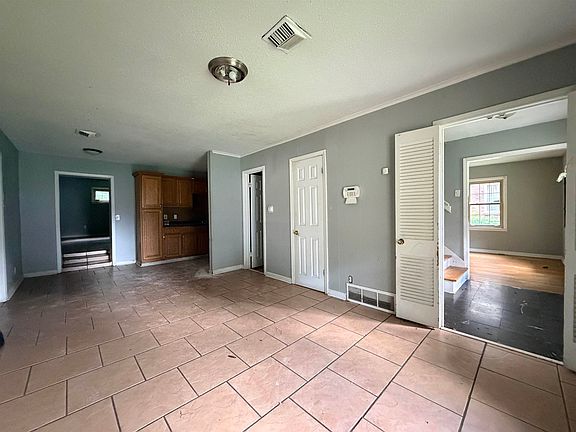 3rd image of 3215 Queensgate Ave