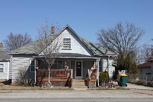 1st image of 204 E Broadway St