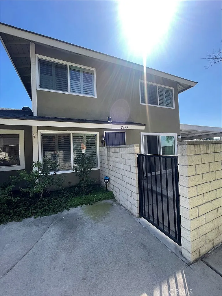 2 bed, 1.5 bath, 966 sqft, $3,000 — Photo 2