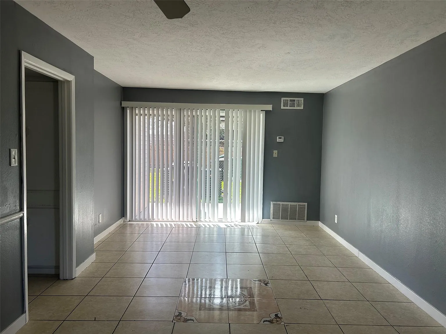2 bed, 1.0 bath, 3400 sqft, $1,000 — Photo 2
