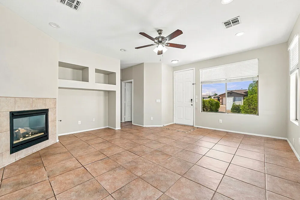 3 bed, 2.0 bath, 1450 sqft, $2,140 — Photo 4