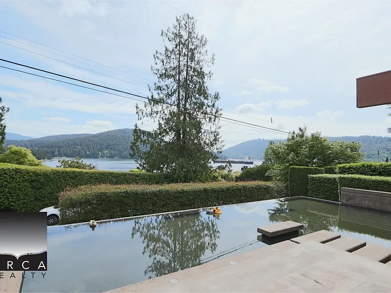 687 Beachview Dr — Photo 4