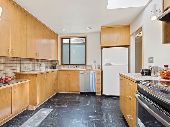 4th image of 1834 34th Ave