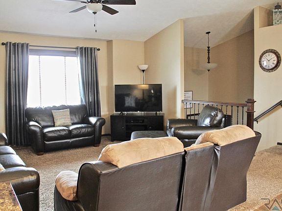 3rd image of 904 Rosewood Dr