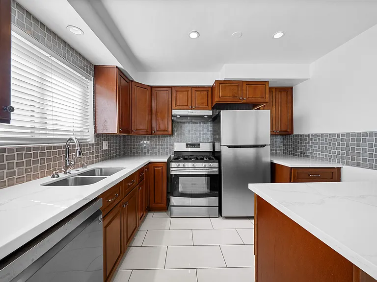 148 S Reeves Dr #4 — Photo 8