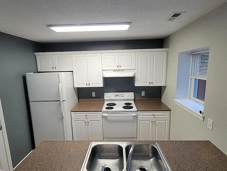 3 bed, 1.5 bath, 1276 sqft, $1,750 — Photo 3