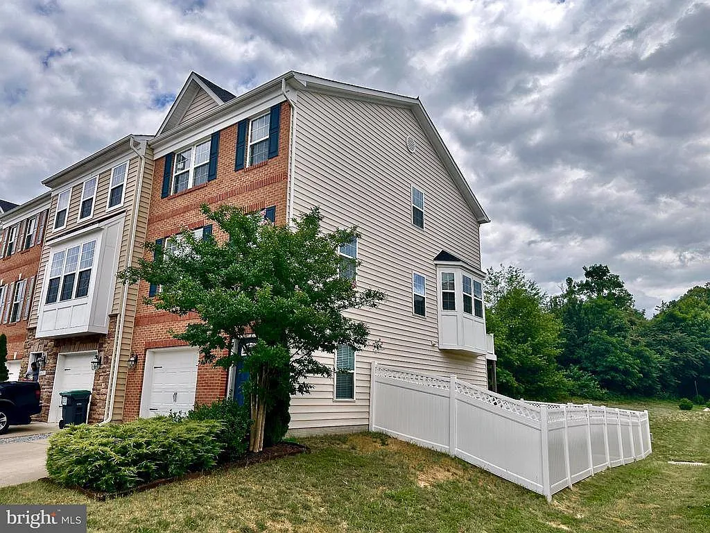 3 bed, 4.0 bath, 1616 sqft, $2,750 — Photo 2