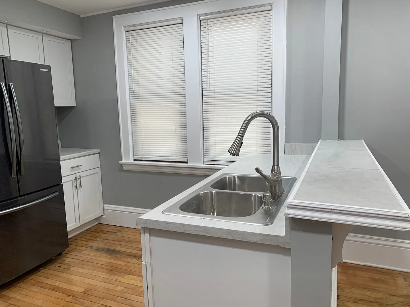 Beautiful 4 Bedroom 2 Bathroom Home in Minneapolis! — Photo 2
