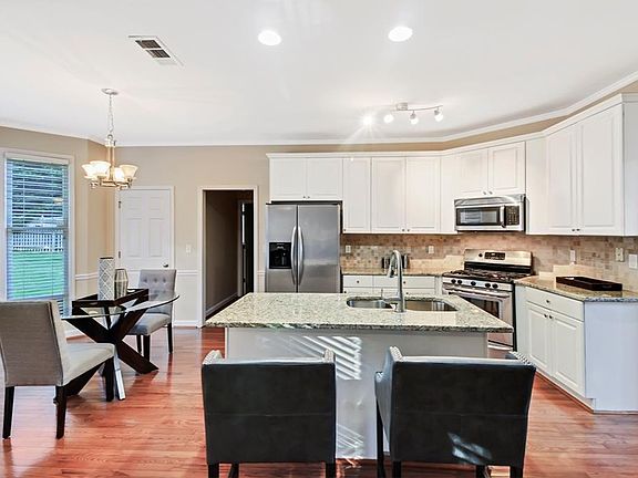 4th image of 450 Chandler Pond Dr