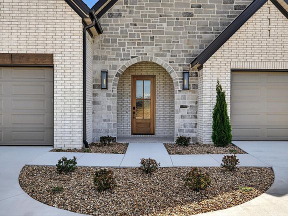 5th image of 60 Lucia Ln
